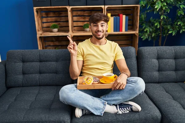 Hombre Árabe Con Barba Sentado Sofá Casa Desayunando Sonriendo Feliz — Foto de Stock