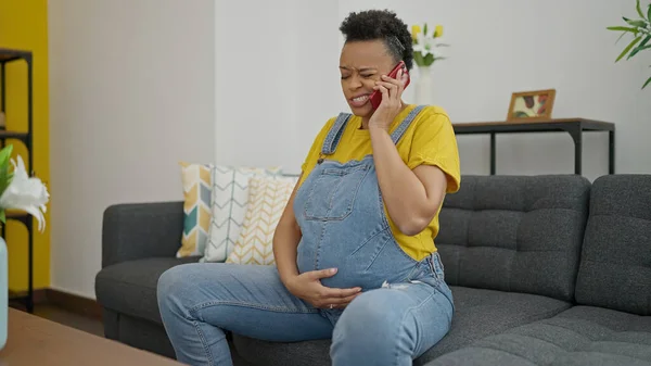 Jonge Zwangere Vrouw Praten Smartphone Met Bezorgde Uitdrukking Voor Buikpijn — Stockfoto