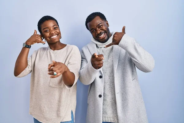 Jeune Couple Afro Américain Debout Sur Fond Bleu Ensemble Souriant — Photo