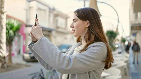 Νεαρή Ισπανόφωνη Γυναίκα Που Χρησιμοποιεί Smartphone Φωτογραφίζοντας Στη Βεράντα Της — Φωτογραφία Αρχείου