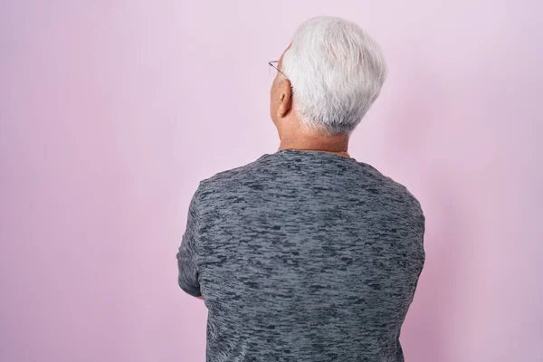 Mann Mittleren Alters Mit Grauen Haaren Auf Rosa Hintergrund Stehend — Stockfoto