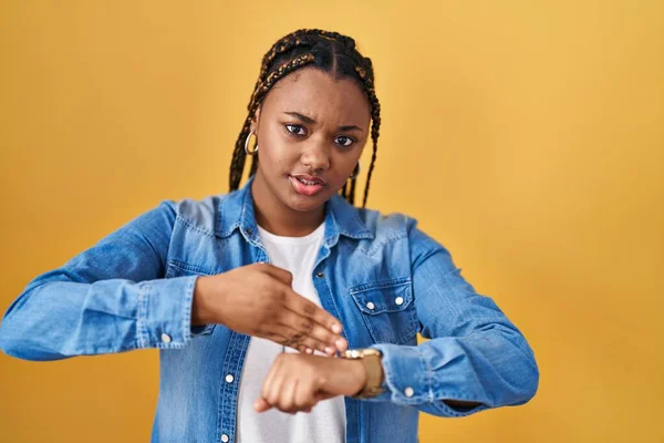 African American Woman Braids Standing Yellow Background Hurry Pointing Watch — Stock Photo, Image