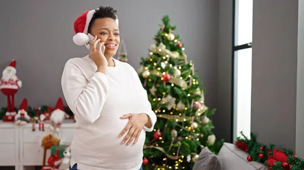Mladá Těhotná Žena Slaví Vánoce Mluvení Smartphone Doma — Stock fotografie