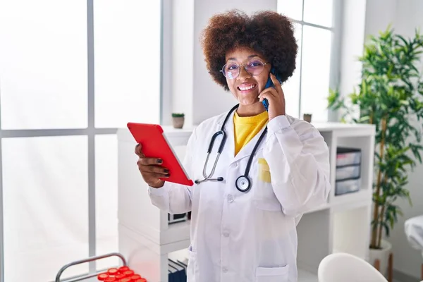 Femme Afro Américaine Portant Uniforme Médecin Utilisant Touchpad Parler Sur — Photo