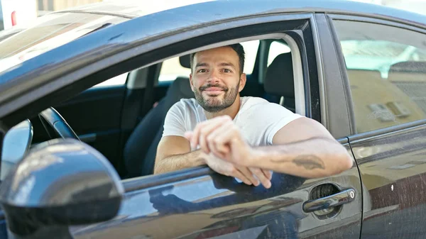 Ung Latinamerikansk Man Ler Säker Sitter Bilen Gatan — Stockfoto