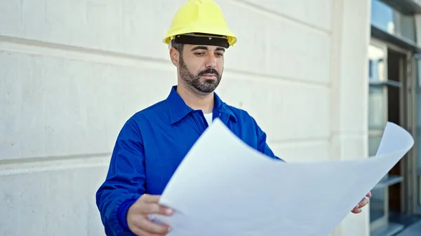 建筑工地一名头戴硬帽的男工 — 图库照片