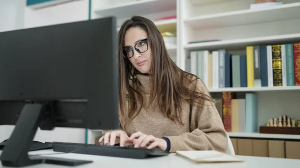 Bella Studentessa Ispanica Che Usa Computer Studiare All Università Della — Foto Stock
