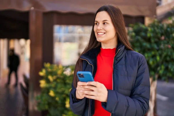 Jovem Bela Mulher Hispânica Sorrindo Confiante Usando Smartphone Terraço Cafetaria — Fotografia de Stock