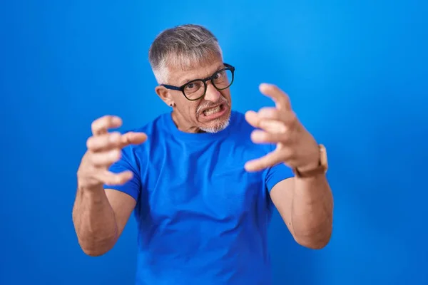 Mavi Arka Planda Dikilen Beyaz Saçlı Spanyol Adam Öfkeyle Bağırıyor — Stok fotoğraf