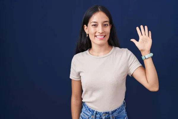 Young Hispanic Woman Standing Blue Background Showing Pointing Fingers Number — Stock Photo, Image