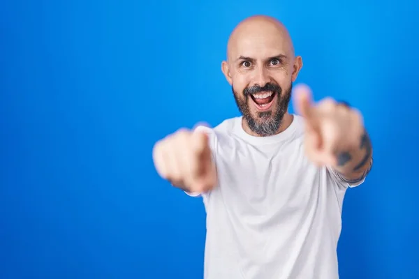 Spaanse Man Met Tattoos Blauwe Achtergrond Wijzend Naar Jou Camera — Stockfoto