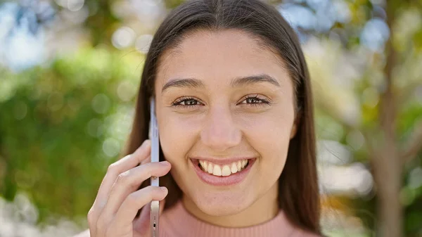 Young Beautiful Hispanic Woman Smiling Confident Talking Smartphone Park — ストック写真