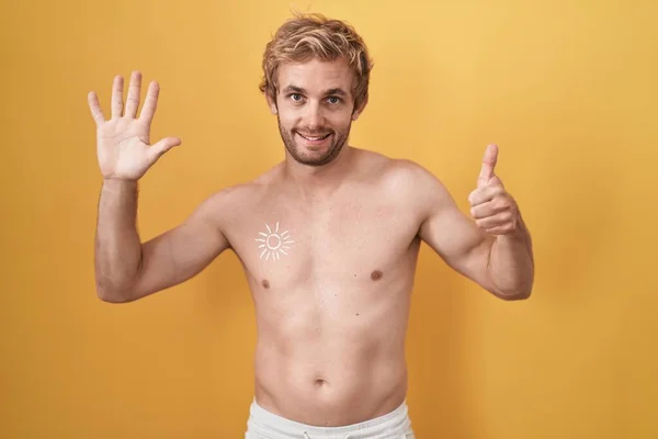 Caucasian Man Standing Shirtless Wearing Sun Screen Showing Pointing Fingers — Stock Photo, Image