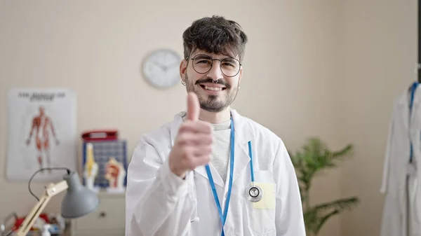 Νεαρός Ισπανός Γιατρός Κάνει Αντίχειρες Στην Κλινική — Φωτογραφία Αρχείου