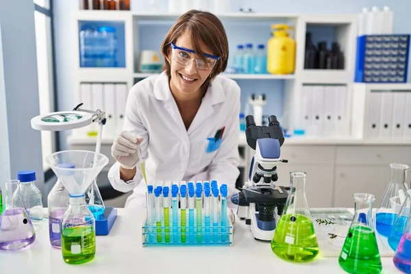 Young Beautiful Hispanic Woman Scientist Pouring Liquid Test Tubes Laboratory — Foto de Stock