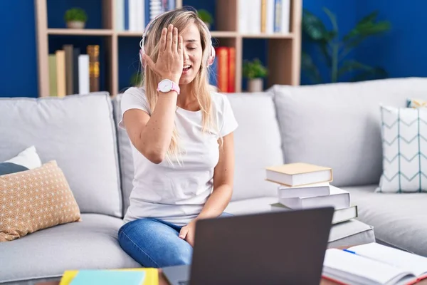 Junge Blonde Frau Studiert Mit Computer Laptop Hause Bedeckt Ein — Stockfoto