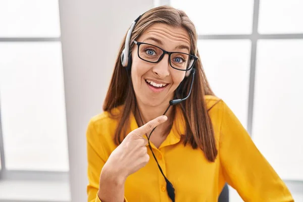 Jonge Vrouw Draagt Call Center Agent Headset Glimlachend Gelukkig Wijzend — Stockfoto