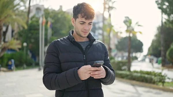 Young Hispanic Man Using Smartphone Park — Fotografia de Stock