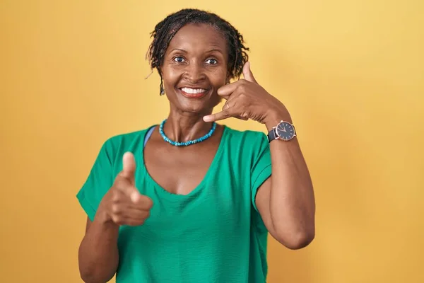 Mulher Africana Com Dreadlocks Sobre Fundo Amarelo Sorrindo Fazendo Falar — Fotografia de Stock