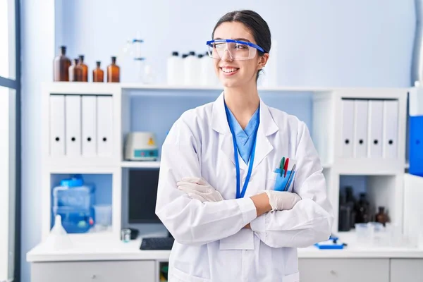 Young Beautiful Hispanic Woman Scientist Smiling Confident Standing Arms Crossed — Stock fotografie
