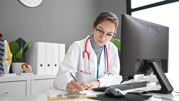 Young Caucasian Woman Doctor Using Computer Working Clinic — Stock Photo, Image