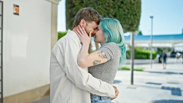 Homem Mulher Casal Sorrindo Confiante Abraçando Uns Aos Outros Beijando — Fotografia de Stock