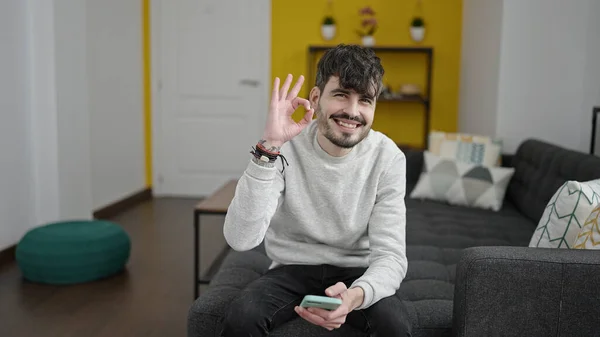 Νεαρός Ισπανός Που Χρησιμοποιεί Smartphone Κάνει Καλή Χειρονομία Στο Σπίτι — Φωτογραφία Αρχείου