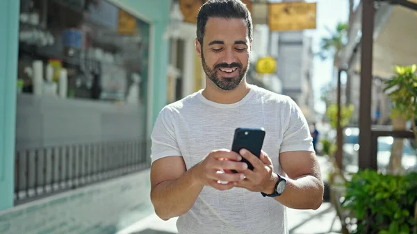 Mladý Hispánec Používá Smartphone Úsměvem Ulici — Stock fotografie
