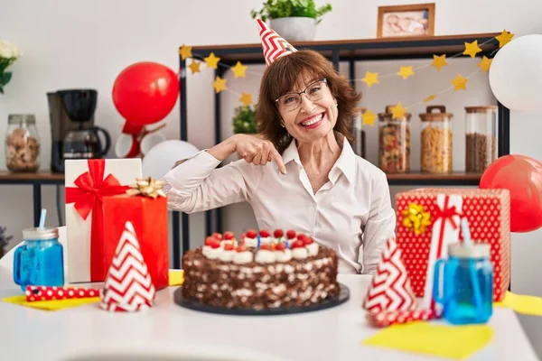 Kobieta Średnim Wieku Świętuje Urodziny Trzymając Duży Tort Czekoladowy Wskazując — Zdjęcie stockowe