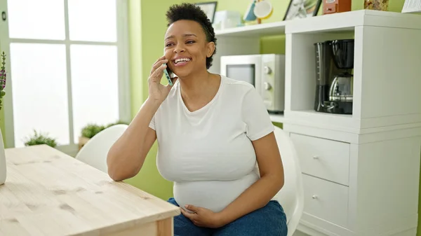 Junge Schwangere Spricht Auf Smartphone Tisch Esszimmer — Stockfoto