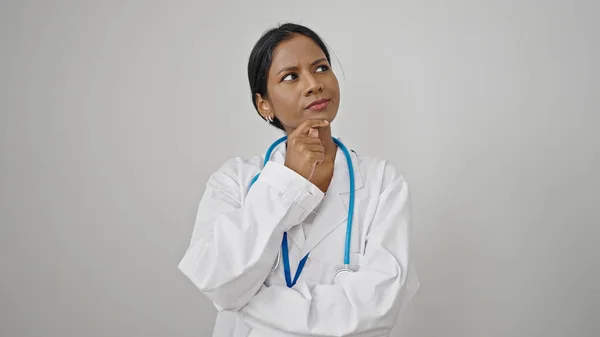 Afroamerikanische Ärztin Steht Mit Zweifelndem Gesichtsausdruck Vor Isoliertem Weißen Hintergrund — Stockfoto