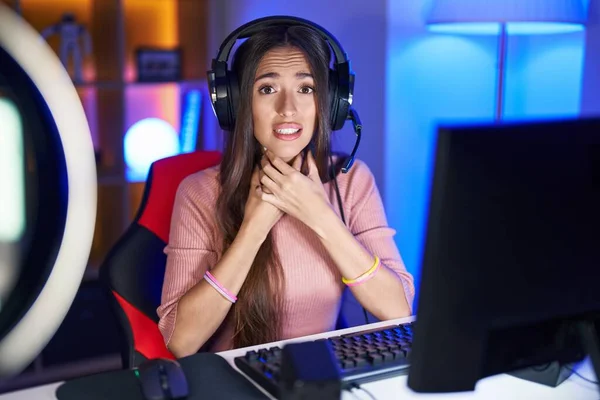 Jonge Spaanse Vrouw Die Videospelletjes Speelt Schreeuwt Stikt Omdat Gewurgd — Stockfoto