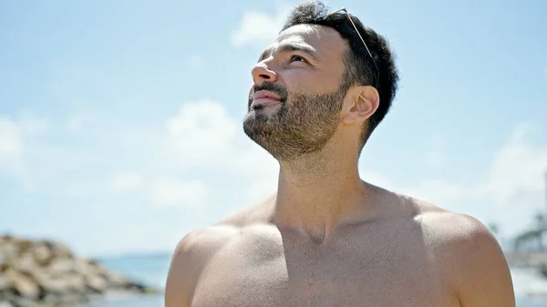 Молодий Іспаномовний Чоловік Турист Стоїть Сорочки Пляжі — стокове фото