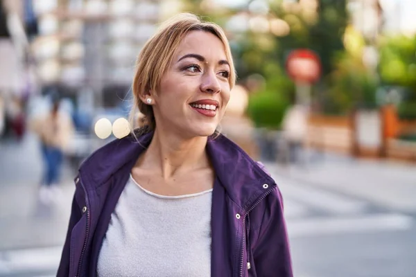 Junge Frau Lächelt Selbstbewusst Und Blickt Auf Straße Zur Seite — Stockfoto