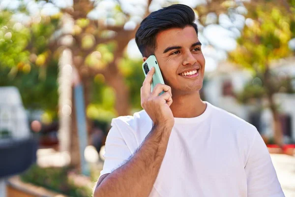 Jovem Hispânico Sorrindo Confiante Falando Smartphone Parque — Fotografia de Stock