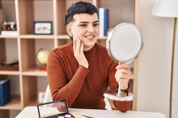 Mladý Non Binární Muž Usměvavý Sebevědomě Dívá Zrcadlo Doma — Stock fotografie