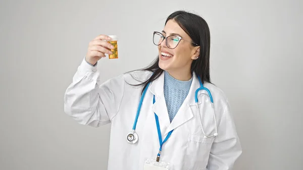 若いですヒスパニック女性医師保持丸薬上の隔離された白い背景 — ストック写真