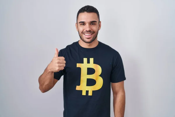 Joven Hombre Hispano Con Camiseta Bitcoin Haciendo Gesto Pulgares Felices —  Fotos de Stock