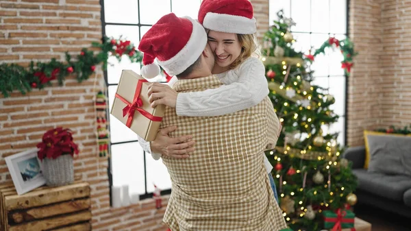 Erkek Kadın Çift Birbirlerine Sürpriz Yaparak Evde Noel Hediyesiyle Sarılıyorlar — Stok fotoğraf