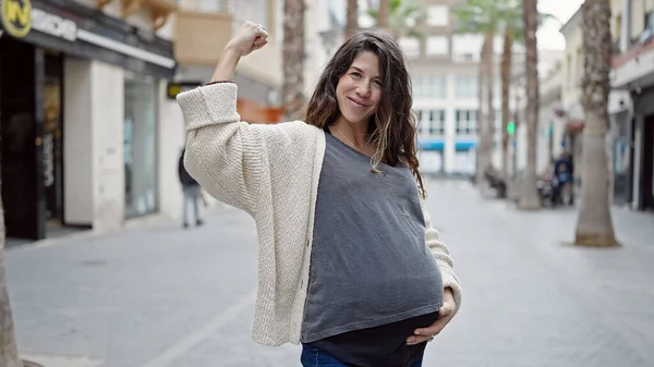 Mladá Těhotná Žena Usměvavá Sebevědomě Dělá Silné Gesto Rukou Ulici — Stock fotografie