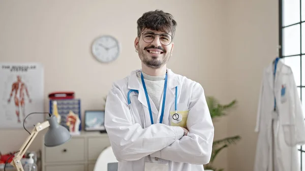 Νεαρός Ισπανός Γιατρός Χαμογελά Σίγουρος Όρθιος Σταυρωμένα Χέρια Στην Κλινική — Φωτογραφία Αρχείου