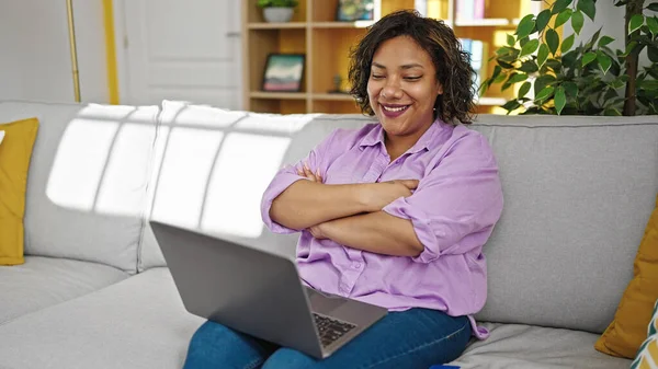 Junge Schöne Lateinische Frau Sitzt Mit Laptop Auf Dem Sofa — Stockfoto