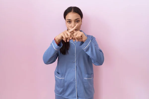 Ung Arabiska Kvinna Bär Blå Pyjamas Avvisande Uttryck Korsning Fingrar — Stockfoto