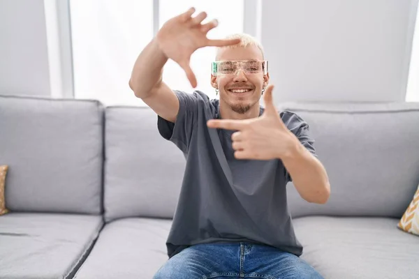 Νεαρός Καυκάσιος Άνδρας Που Φοράει Γυαλιά Εικονικής Πραγματικότητας Χαμογελώντας Δημιουργώντας — Φωτογραφία Αρχείου
