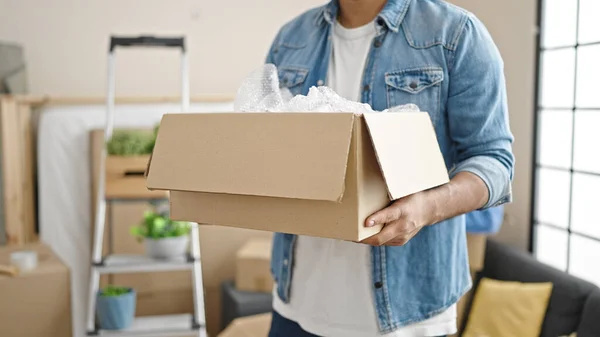 Africano Americano Hombre Celebración Paquete Nuevo Hogar — Foto de Stock