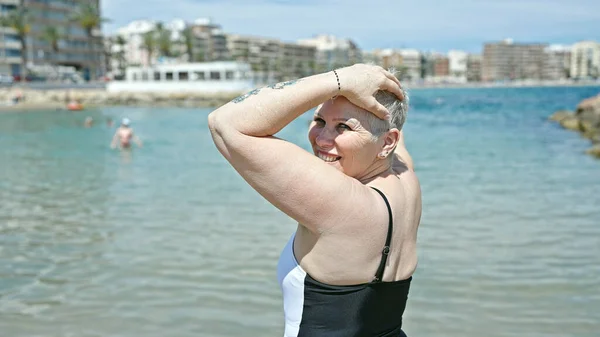Turista Mujer Pelo Gris Mediana Edad Con Traje Baño Relajado —  Fotos de Stock