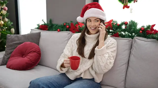Mladá Krásná Hispánská Žena Mluví Smartphone Pití Kávy Sedí Vánočního — Stock fotografie
