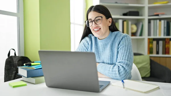 Молода Студентка Іспанка Використовує Ноутбук Посміхаючись Бібліотечному Університеті — стокове фото