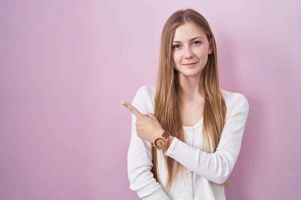 Mujer Joven Caucásica Pie Sobre Fondo Rosa Señalando Con Dedo —  Fotos de Stock
