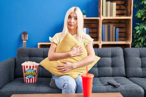 Kaukasiska Kvinna Äter Popcorn Titta Film Hemma Skeptisk Och Nervös — Stockfoto